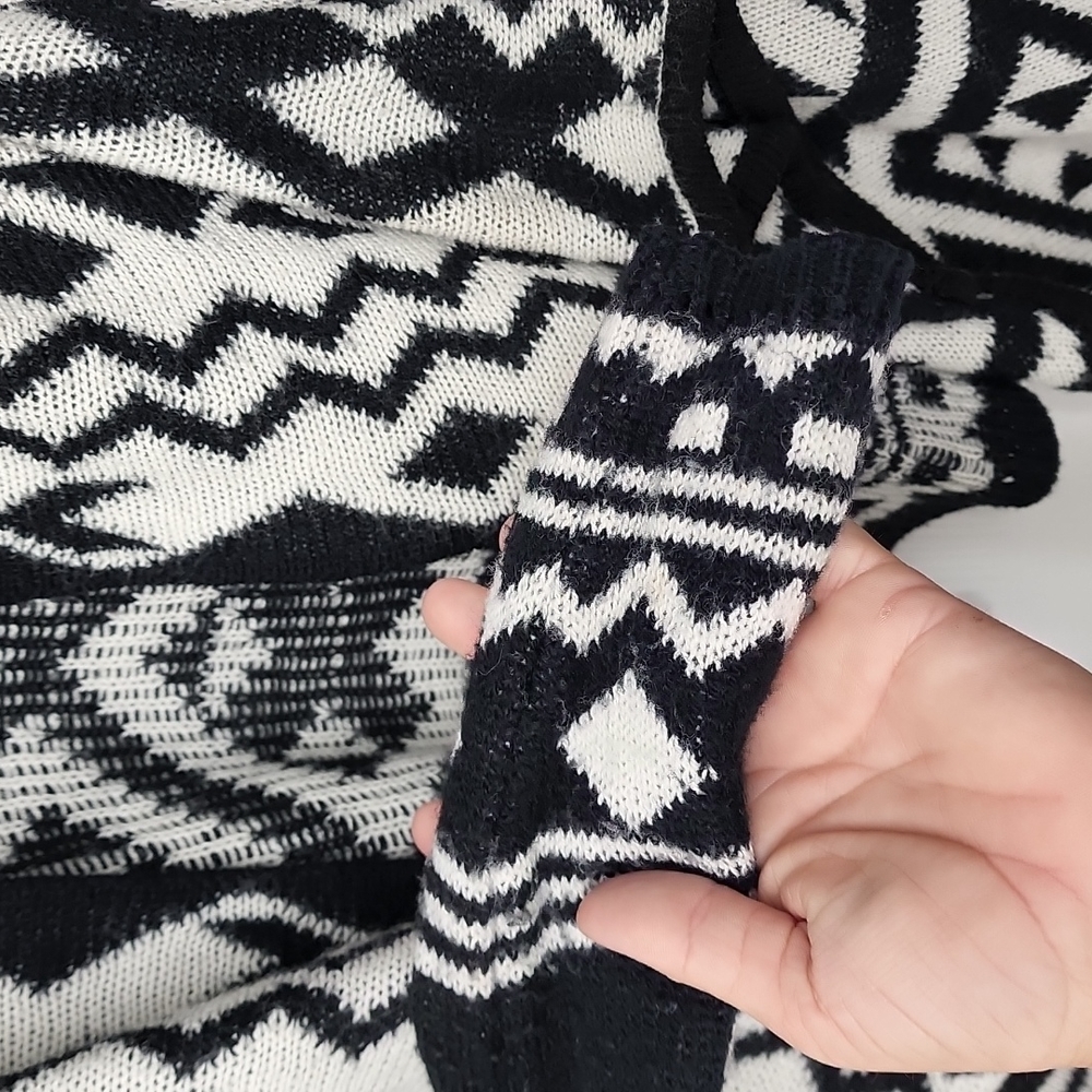 Demanding Sweater - Picture 4 of 5